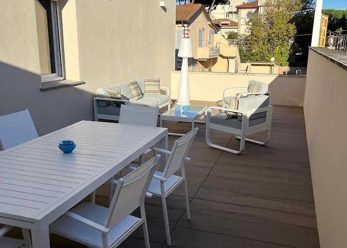 3 Bdr 100m From The Sea And Sea View And Terrace Апартаменты Марина-ди-Пьетрасанта